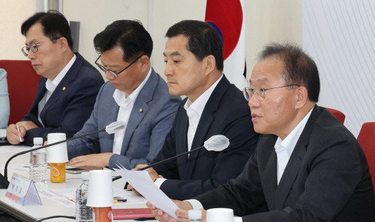 윤재옥(오른쪽) 국민의힘 원내대표가 26일 오전 서울 여의도 국회 본청에서 열린 '교권 보호 및 회복방안' 관련 당·정협의회에서 발언하고 있다.<연합뉴스>